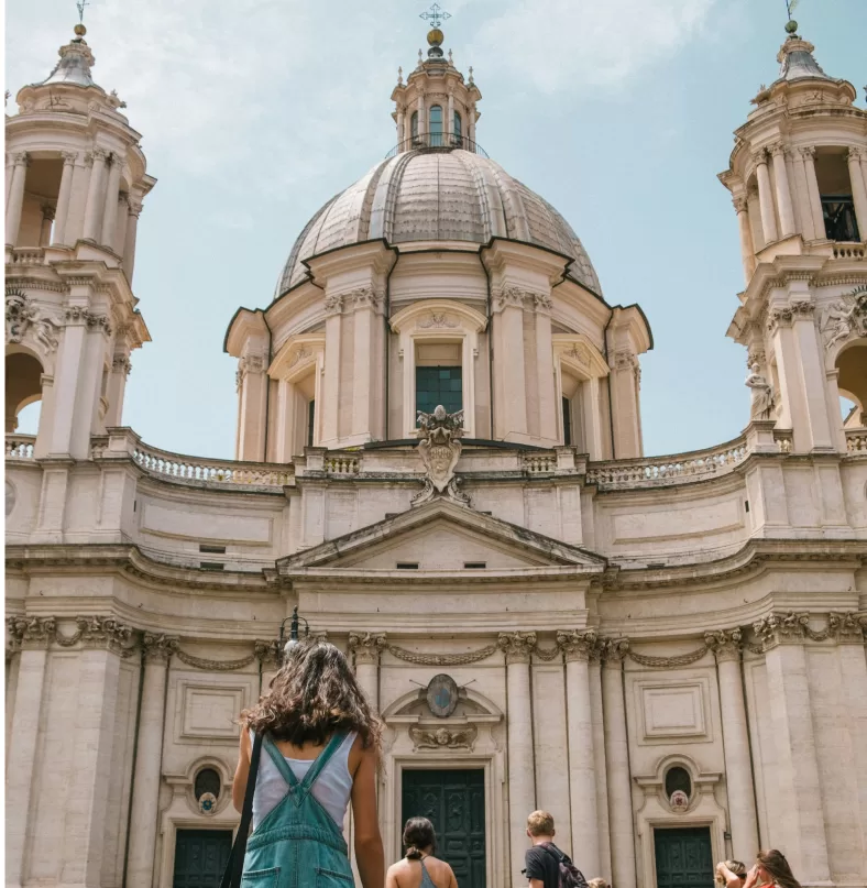 Собор на площади навона и девушка смотрящая на него