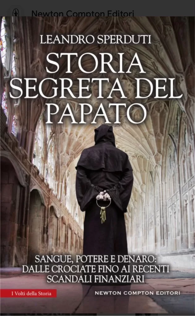 Обложка книги "Тайная история папства" — фигура в капюшоне в церковном коридоре